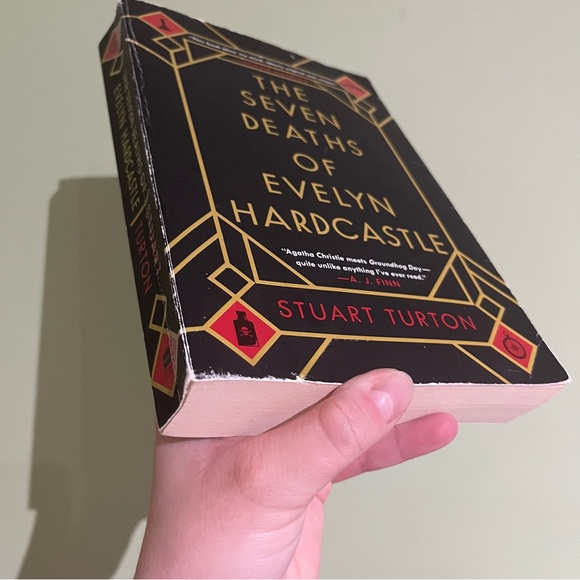 📚 4/25$ 📚 The Seven Deaths of Evelyn Hardcastle Book - Picture 5 of 9
